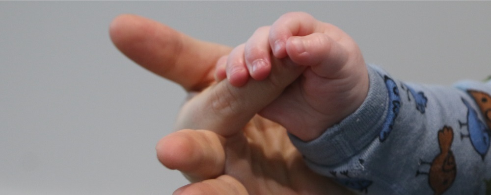 En ung dame smiler og lener seg mot en eldre dame, den eldre damen smiler tilbake. Illustrasjon.