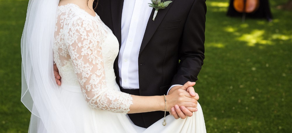 Et brudepar som danser sammen. Foto.